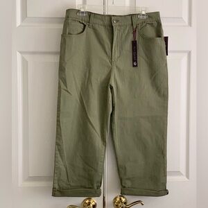 GLORIA VANDERBILT Women’s Sage Green Capri Pants